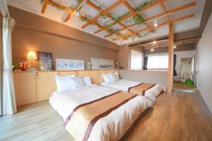 奈良的住宿－Comfy Stay TDS，大客房铺有木地板,配有两张床。