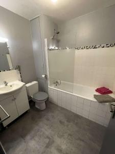 uma casa de banho com uma banheira, um WC e um lavatório. em ZEN T1, 500m centre, proche gare, tout confort em Châlons-en-Champagne