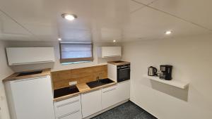 a small kitchen with white cabinets and a sink at Handwerkerwohnung-Monteurunterkunft in Darmstadt