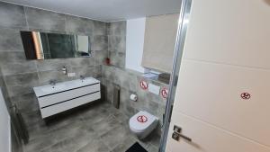 Ein Badezimmer in der Unterkunft Handwerkerwohnung-Monteurunterkunft
