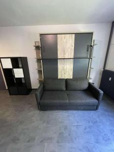 uma sala de estar com um sofá e uma estante de livros em ZEN T1, 500m centre, proche gare, tout confort em Châlons-en-Champagne