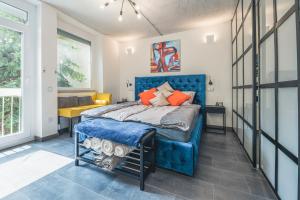 ein Schlafzimmer mit einem blauen Bett und einem Fenster in der Unterkunft Unique in Eger