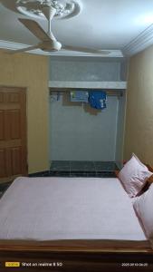 a bed in a room with a ceiling at STUDIO 2 Climatisé et Ventilateur Plafonnier et WIFI GRATUIT A 12 NUITEES DE RESERVATION in Lomé