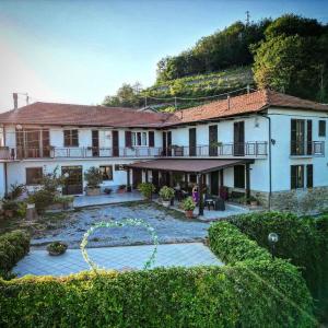 a large house with a garden and a courtyard at Pian Del Duca in Vesime