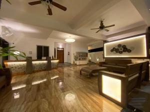 sala de estar con sofá y ventilador de techo en Le Poshe Suite en Pondicherry