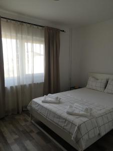 Un pat sau paturi într-o cameră la Apartament Mara