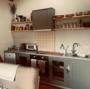 cocina con fregadero y encimera en The Cabin at Shambala- now with sauna available to book! en Whitby