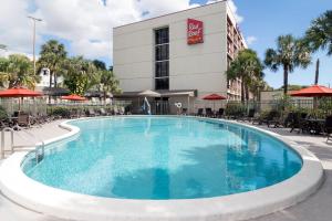 uma grande piscina em frente a um hotel em Red Roof PLUS Miami Airport em Miami