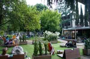 eine Gruppe von Menschen, die in einem Park sitzen in der Unterkunft Apartment Florence in Florenz