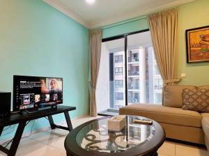 ein Wohnzimmer mit Couch und Fernseher in der Unterkunft Homely 2BR Heritage D'Sara @ Link to MRT, Near Thomson Hospital & Sungai Buloh Hospital in Sungai Buloh