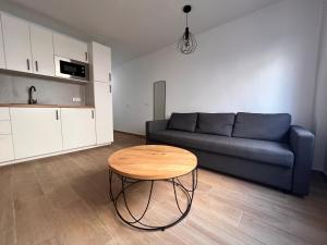 ein Wohnzimmer mit einem blauen Sofa und einem Tisch in der Unterkunft Apt La Chalana by El Hierro Stay in La Restinga