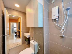 ein Badezimmer mit Toilette und Dusche in der Unterkunft Homely 2BR Heritage D'Sara @ Link to MRT, Near Thomson Hospital & Sungai Buloh Hospital in Sungai Buloh + 23 Fotos