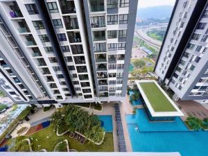 eine Luftansicht eines Gebäudes mit zwei Pools und Bäumen in der Unterkunft Homely 2BR Heritage D'Sara @ Link to MRT, Near Thomson Hospital & Sungai Buloh Hospital in Sungai Buloh
