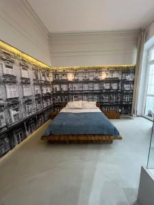una camera con letto in una stanza con libreria di Wroclove Loft Apartment a Breslavia