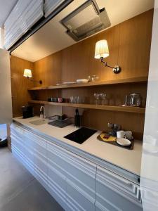 una cucina con lavandino e piano di lavoro di Wroclove Loft Apartment a Breslavia