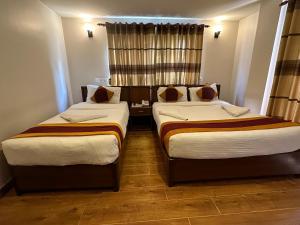 Katil atau katil-katil dalam bilik di Hotel Everest Nepal