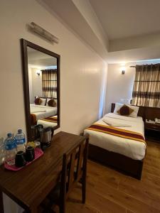 Katil atau katil-katil dalam bilik di Hotel Everest Nepal