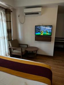 Televisyen dan/atau pusat hiburan di Hotel Everest Nepal