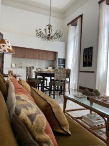 sala de estar con sofá y mesa en Casa Colonial El Indiano en Las Palmas de Gran Canaria