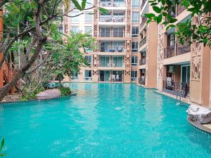 Bazén v ubytování Atlantis Condo Resort nebo v jeho okolí