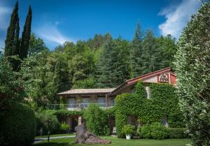 una casa con hiedra creciendo a su lado en Hostellerie Les Gorges De Pennafort en Callas