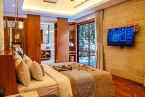 TV a/nebo společenská místnost v ubytování Sana Vie Villa Seminyak by Ini Vie Hospitality