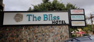 un panneau indiquant l'hôtel de bonheur dans un bâtiment dans l'établissement The Bliss Hotel, à Hubli