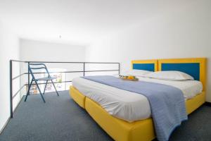 um quarto com uma cama grande e uma cadeira em DEA APARTMENT em Rapallo