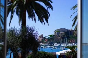 uma vista para um porto com barcos na água em DEA APARTMENT em Rapallo