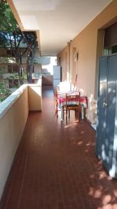 Balkoni atau teres di Misano Garden Apartment