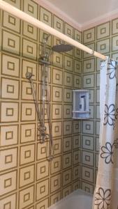 Bilik mandi di Misano Garden Apartment