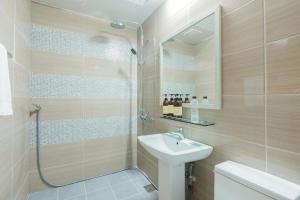 A bathroom at Ocean Palade Hotel