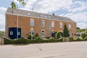 een groot gebouw van rode baksteen in een straat bij BuitenGewoon Libeek in Sint Geertruid