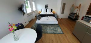 ein Wohnzimmer mit zwei Betten und einem Tisch in der Unterkunft City Chalet-Uni- BOXSPRINGBETT Küche-ruhig-Parkplatz in Bochum