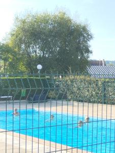 2 personnes se baignant dans une piscine avec des blanchisseurs dans l'établissement L'Escale à Deauville, à Deauville