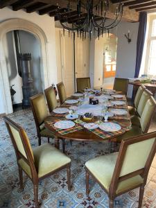 a dining room with a long table and chairs at Troubadour in Chevennes