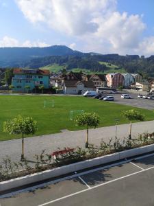 um parque de estacionamento com árvores e um campo de futebol em Ferienzimmer Appenzell em Appenzell