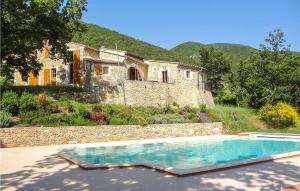 una casa de piedra con piscina frente a ella en Awesome Home In Dieulefit With Wifi, en Dieulefit