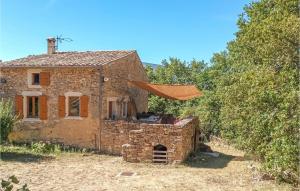 Casa de piedra antigua con horno al aire libre en Awesome Home In Dieulefit With Wifi, en Dieulefit