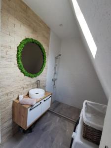 baño con lavabo y espejo en una pared de ladrillo en Cabana All Seasons en Cavnic