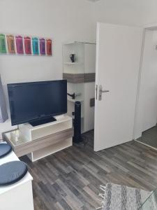 una sala de estar con TV de pantalla plana en un armario en Drea's Ferienwohnung, en Wermelskirchen