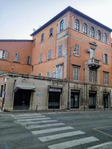 un grande edificio in mattoni sul lato di una strada di Residence Tucci ad Ascoli Piceno