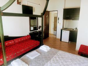 可因尼拉的住宿－藍灣海灘酒店，一间带红色沙发的客厅和一间厨房