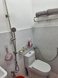 ein Bad mit einer Dusche, einem WC und einem Waschbecken in der Unterkunft SWEET PARADISE HOMESTAY in Parit Raja