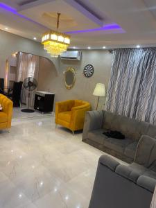 salon z kanapą i 2 krzesłami w obiekcie Meerah apartments & Hotels 