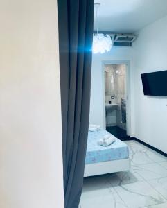 um quarto com uma cama e uma cortina azul em Apartaments B&M em Ischia