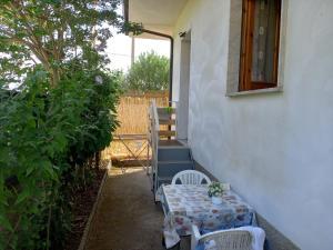 un patio con tavolo, sedie e finestra di Villa Paradiso a Lamezia Terme