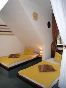 Postel nebo postele na pokoji v ubytování Frau Holle-Land-Hotel ehem Burghotel Witzenhausen