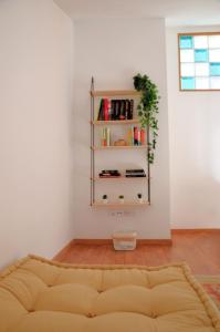 una camera con un letto e una mensola con libri di El refugio de Porma. a Puebla de Lillo