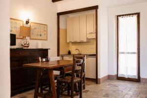 - une cuisine avec une table en bois et des chaises dans l'établissement Tenuta Querce Grosse- Le Dimore, à Francavilla al Mare